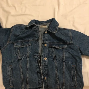 jeansjacka - jeansjacka från gina tricot som aldrig kommer till användning. köpt för 350kr. meddela om eventuella frågor. köparen står för frakten, men är inte säker på hur mycket den kostar, kollar upp det om någon visar seriös intresse💕