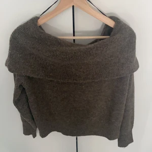 Off shoulder tjocktröja size S - En vanlig brun/grå tjocktröja med off shoulder. Långärmad. Använd 1 gång och är i bra skick. 