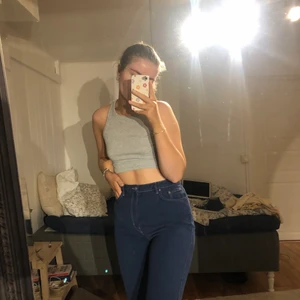 Navyblå Weekday jeans - Navyblå Weekday jeans - Fri frakt! :)✨ De är lösa läbgdt benen ner