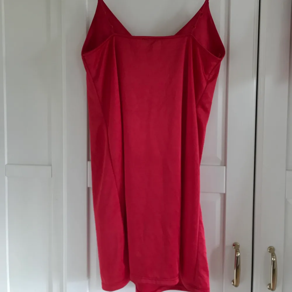 Aldrig använt! En röd kort klänning. Har ett fint fall på kroppen❤️. Klänningar.