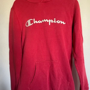 Champion Hoodie  - Röd Hoodie från Champion  Säljer pga att den inte används. Är i fint skick!   Storlek: S