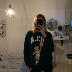 UCLA  - jag säljer min fina ucla tröja som är i mycket bra skick, då jag inte använt den mycket. Sweatshirten är i storlek M och jag säljer den för 80kr. Skriv privat för fler bilder. 