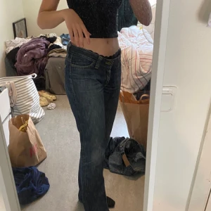 Lee jeans  - low rise Lee jeans i storlek S. Jeansen är i bra skick och är använda ca 2 gånger. Märket är Lee men jag köpte dem från Sellpy. Hör av er för mer frågor <33