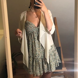 Vit blus/kofta - En SUPER söt detalj att ha över klänningar eller toppar. Skön, mjuk och luftig. Passar till allt då den har en väldigt neutral färg🤍🤍 