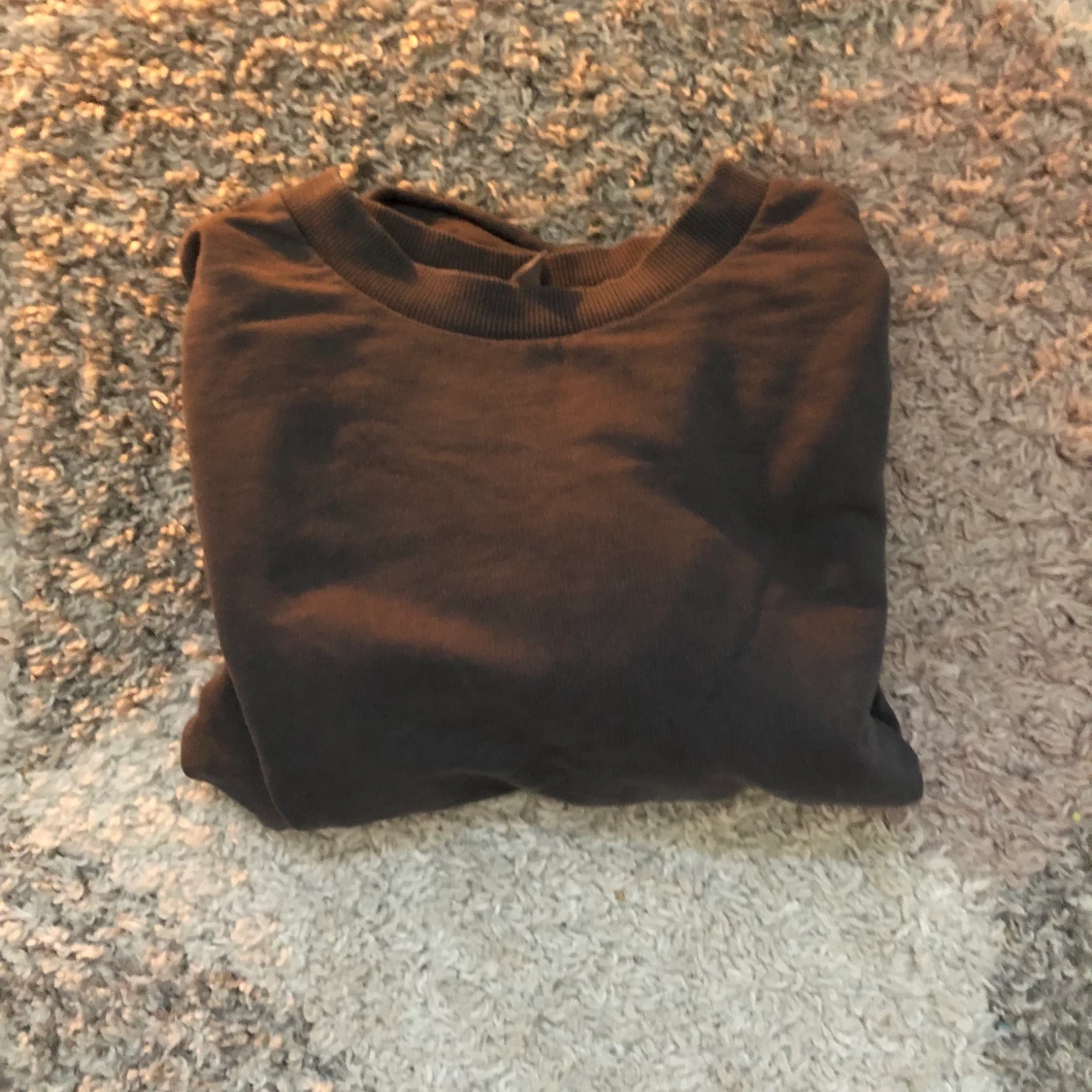 En grå skön tröja - 90