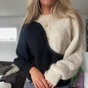 Stickad svart vit tröja - SÅLD PÅ DIREKTPRIS