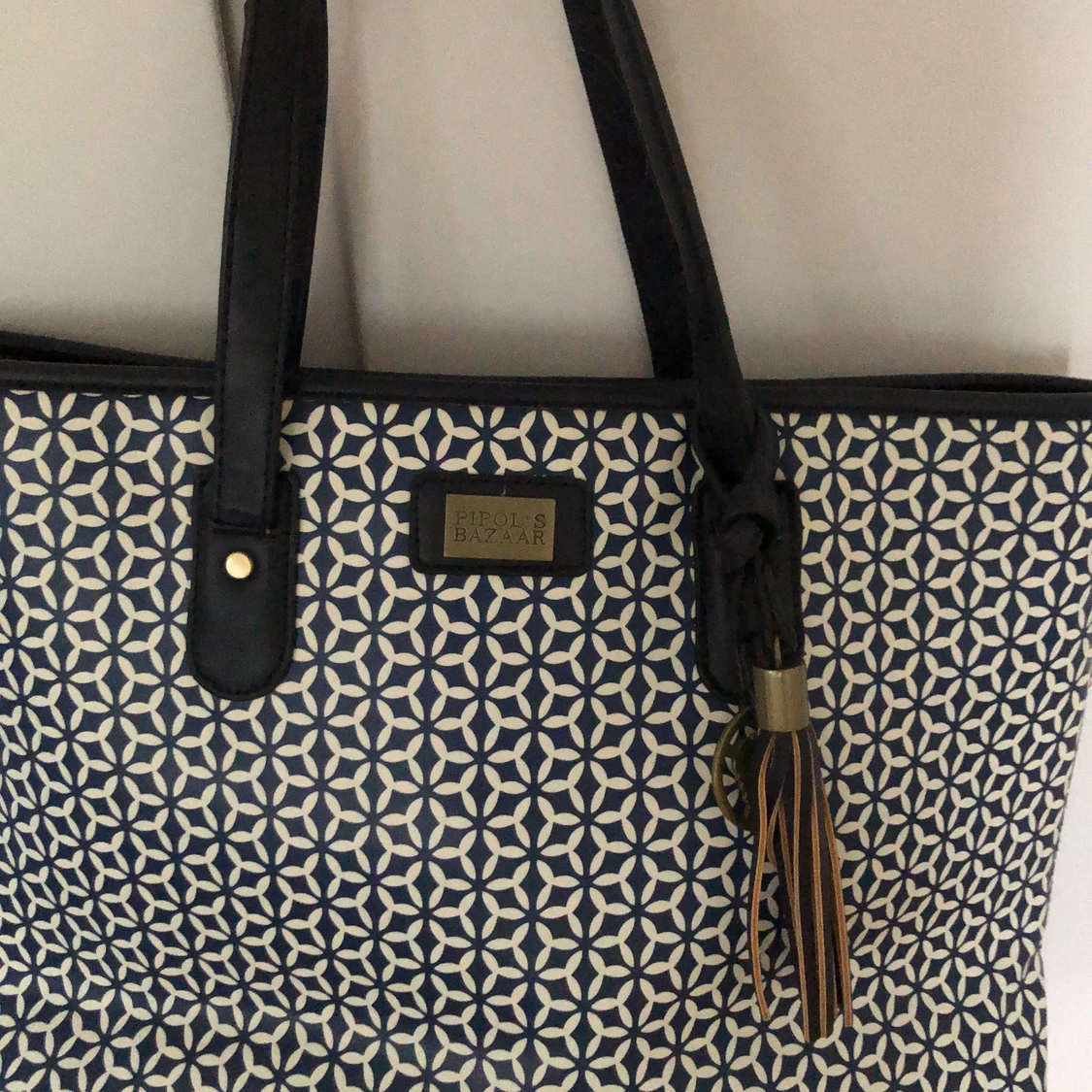 Blå mönstrad handväska