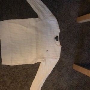 14-16 strl L - Superfin enkel vit långärmad tröja, använd men i väldigt fint skick.