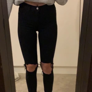 Svarta jeans med hål - Säljer mina svarta Jens med hål i från Gina. Använd några gången men väldigt bra skick. Dom är inte urtvättade och dom sitter bra på mig som brukar bära S och är 166cm lång. 