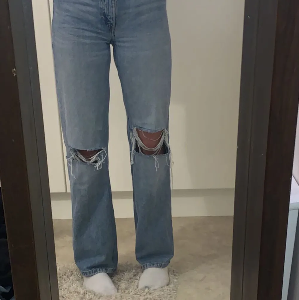 Säljer mina vida jeans från monki. Använda några gånger men fint skick och inga fläckar. Har gjort hålen själv. Är 166cm lång ungefär och dom är i storlek 27 men ganska stora u storleken och passar mig som brukar ha S. ❤️. Jeans & Byxor.