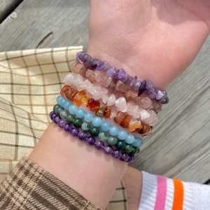 smycken ädelsten <3 - säljer massor av fina smycken i olika ädelstenssorter tillsammans med min flickvän, både i chips och pärlor (se sista bilden)! 💕 kan tillverka, halsband, armband och ringar. på bilderna ser ni exempel på armband, men kan skicka bild på halsband/ringar om ni är intresserade 😊 pris skiljer lite beroende på chips eller pärlor. kan även skicka stenarnas betydelser om ni är intresserade av det <3 frakt 13kr