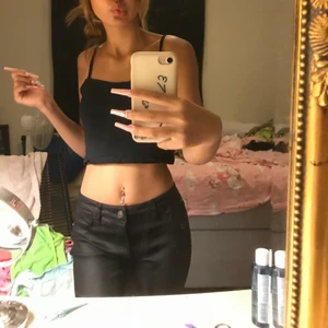 Skin byxor  - Ett par lågmidjade skinbyxor aldrig använt 