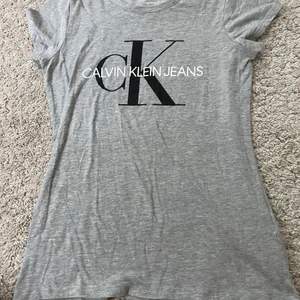 Calvin Klein t-shirt,  storlek XS - Oanvänd Calvin Klein t-shirt i storlek XS