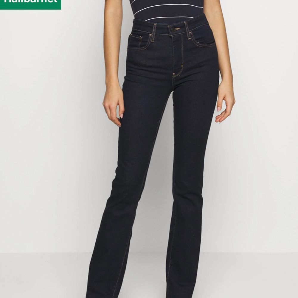 mörkblå levis jeans, bootcut. modell: 725 high rise bootcut.. Jeans & Byxor.