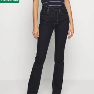 mörkblå levis jeans, bootcut. modell: 725 high rise bootcut.