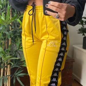 Gula kappa byxor 💛🖤 - Ett par nya kappa byxor som knappt är använda! Köpta på kennedies för 700kr, mitt pris 250kr. Sköna och väldigt läcker färg :) i storlek XS men passar S 