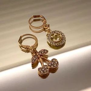 Handgjorda örhängen  - GRATIS FRAKT🤍 @bladhsmycken på instagram