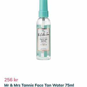Mr & Mrs tannie tan water 75ml - Helt ny och oöppnad En ofärgad gradvisa ökande brun-utan-sol-toner med återfuktande jojobaolja och lugnande rosenvatten ger ett naturligt solkysst ansikte. Fördelar: Återfuktande jojobaolja Lugnande rosenvatten Gradvis ökande färg Tillverkad i Sverige 100% Vegan 75 ml nypris 256kr mitt pris 155kr