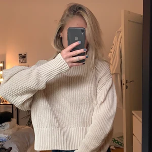 Stickad tröja - Nästan helt oanvänd stickad tröja från Monki i toppskick! Säljer då den ej kommer till någon användning. Storlek XS men passar även S💖 den har lite turtleneck som inte riktigt syns på bilderna! Riktigt skönt material som inte sticks alls. Säljer för 100kr + 66kr frakt💕 först till kvarn gäller inga bud😁 kolla gärna in min profil säljer massvis kläder billigt just nu då jag vill bli av med allt 🤪