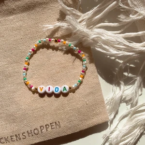 Armband med små sötvattenspärlor La Vida - ✰ ✰ ✰ Ett armband med texten ”vida” (liv🇸🇪). (Eller valfri text) Passar utmärkt till pärlarmbandet som finns i förra annonsen💗 Tråden är elastisk och armbandet görs utifrån din storlek✨