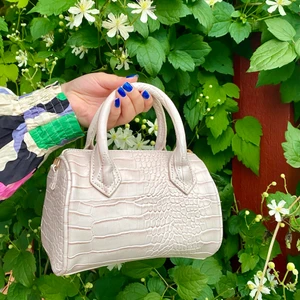 Ljusrosa handväska - Säljer denna ljusrosa väskan!💗 aldrig använd så i väldigt fint skick! Finns även axelband så man kan förlänga den! Köpare står för eventuell fraktkostnad ☺️