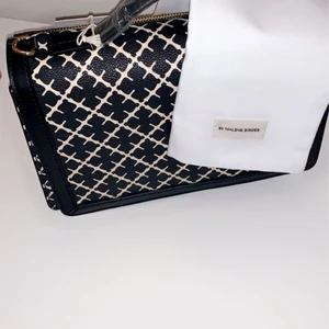Malene Birger väska - Intressekoll på min fina älskade malene Birger Loenna shoulder bag. Mycket fint skick. Pris kan diskuteras 