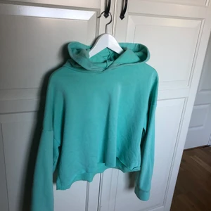 Mintblå hoodie - Jättebekväm hoodie ifrån lager 157. Ganska använd, men inga fläckar eller liknande Storlek: M/L  #hoodie  👛🤍👄🌸🕊💖