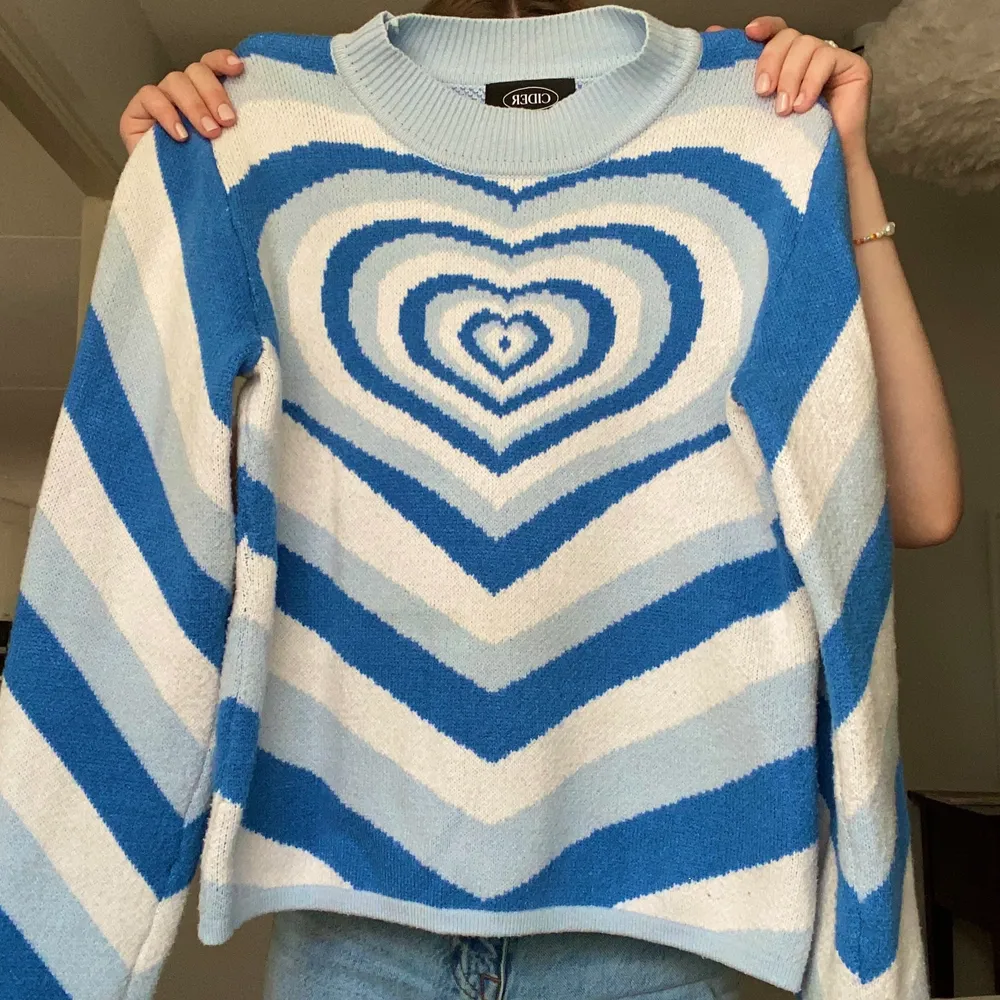 Säljer min Heart Wave tröja från sider i storlek M(bär vanligtvis xs/s). Säljs för 200kr + frakt! Använd ca 3 ggr så fint skick, bortsett från att tyget på vissa ställen blivit något luddigt(se bild!) 💙. Tröjor & Koftor.