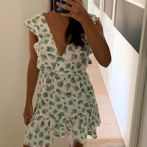 Klänning - Jättefin sommarklänning från pull and bear! Den är i jättebra skick (har endast använt den 1 gång). 