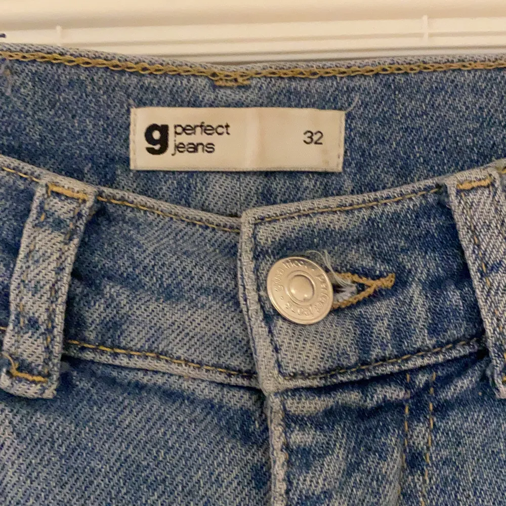 Jättefina mom jeans från Gina Tricot använda några gånger men i fint skick storlek 32 köpte för 600kr. Jeans & Byxor.