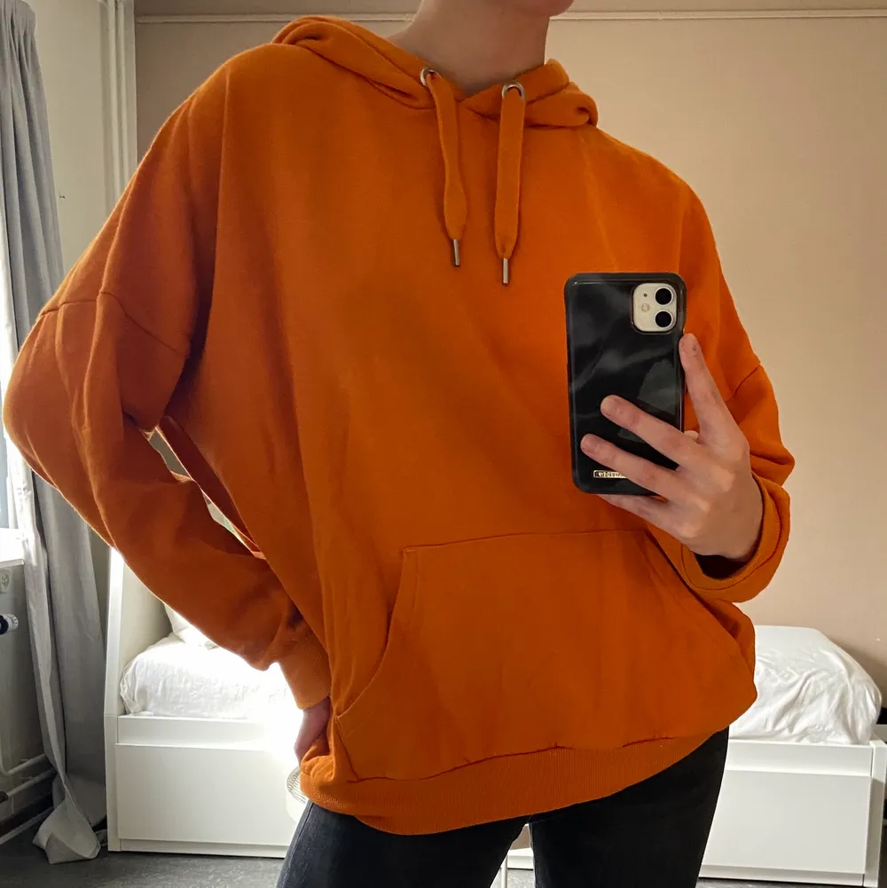 En mysig orange hoodie som är perfekt för hösten. Jättebra för att stanna hemma och titta på Netflix under en regnig dag eller för att gå ut och inte frysa. . Hoodies.