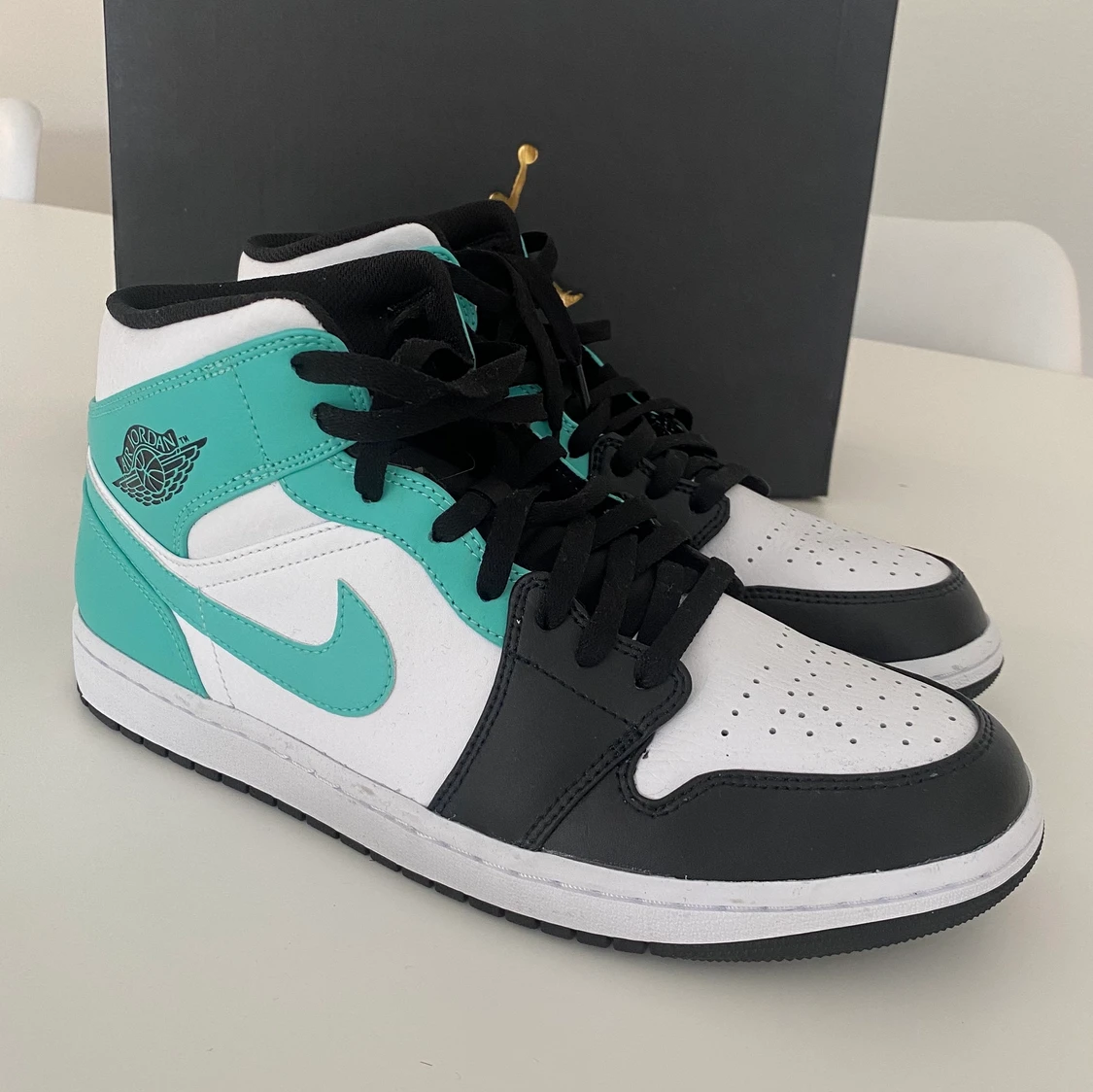 Air Jordan 1 Mid Igloo Island Green  - 90