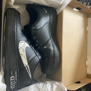 Nike air force speciel edition sketch - Air force 1 speciel edition sketch. Köpta för cirka 2år sedan på footlocker i mall men använda 5-6 gånger då jag köpte fel storlek. Skorna i skick är som nya med väldigt små tecken på användning.