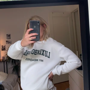 Sweetshirt med tryck  - Mysig sweetshirt med tryck som jag fått, vet ej vart den kommer ifrån!! Storlek S. Lite nopprig men super mysig!!💚 säljer då den ej kommer till någon användning längre! 90kr + 66kr frakt💚 säljer direkt inga bud💚 kolla gärna in min profil då jag säljer massvis med billiga kläder just nu!!!💚