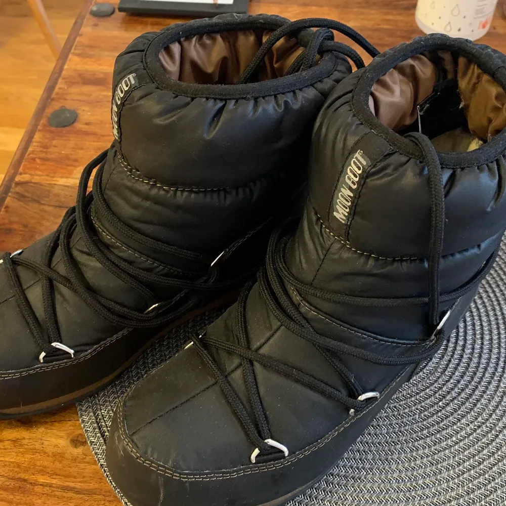 Super sköna moon boots som tyvärr inte kommer till användning, använt 2 gånger så är precis som nya. Skor.