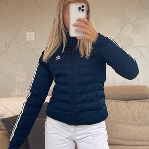 höstjacka - jag säljer nu min snygga jacka från adidas då jag inte använder den längre. jackan är i superbra skick, den är fodrad och passar perfekt nu till hösten men kan även användas till vintern/våren🤍 storlek: 34🤍 kan mötas upp i Falkenberg eller skicka mot 66kr i fraktkostnad🚚