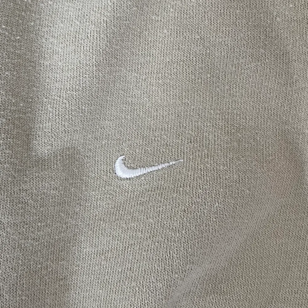 krämfärgad hoodie från Nike. Hoodies.