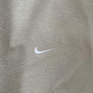 krämfärgad hoodie från Nike