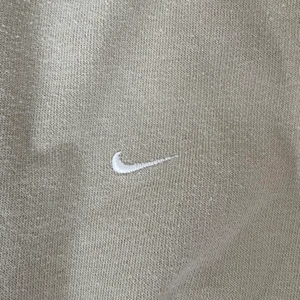 krämfärgad hoodie från Nike - krämfärgad hoodie från Nike
