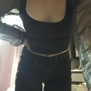 Svart tröja - Värkligen superfin svart lite finare tröja me genomskinliga ärmar älskar!💗