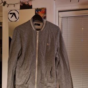 Fred perry kofta  - Simpel fred Perry kofta i storlek m. Har varit min trogna kamrat i många år 😃