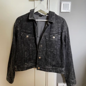 Jeansjacka - Svart jeansjacka, perfekt till vinter. Storlek S/M