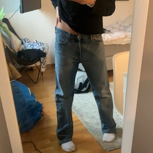 INSTRESSEKOLL ”LÅGMIDJADE JEANS” - Intressekoll på det här ish lågmidjade jeansen från Levis, i modell 501. Är 170 och det går ner till fötterna på mig Använder de inte men frf osäker på om jag vill sälja dem. Skriv bud i kmt om du är intresserad, start pris 200💓