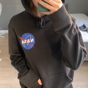 nasa hoodie - oversized nasa hoodie från hm. använder aldrig därav säljer jag den 💙💙