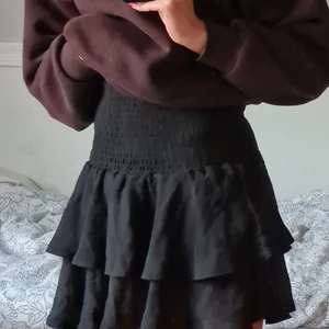 Volang kjol - Svart volang kjol, som aldrig är använd 💗 Buda gärna i kommentarerna (Budgivningen slutar 3/10 kl:14)