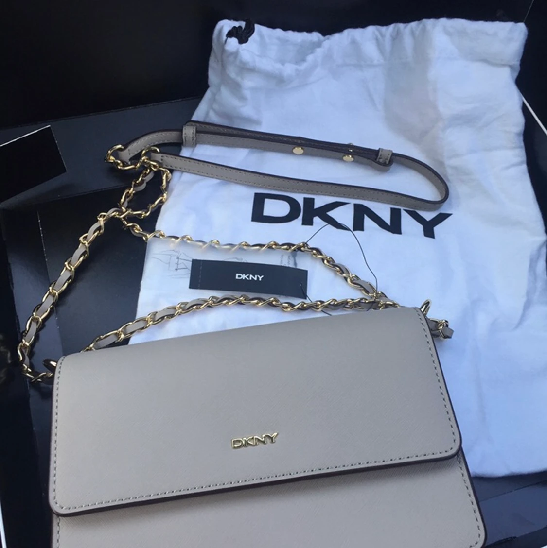 DKNY axelremsväska  beige nk