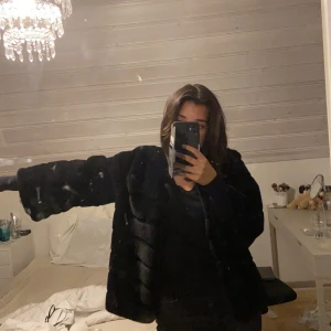 Fuskpälsjacka - Väldigt snygg stilren pälsjacka. Pälsen är verkligen sååå len inte alls sträv och insidan består av ett silkigt sidenliknande material.❤️  