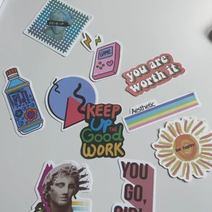 11st klistermärken - 10st klistermärken som finns på bilden + 3 överraskning klistermärken. Så 13 klistermärken för 5kr+ frakt =17