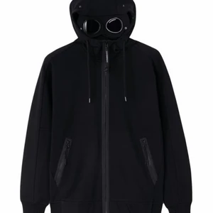 C.p company Tröja  - Hej!! Säljer min c.p tröja då den inte kommer till användning. Har haft den 2-3 gånger på mig, kvitto och påse finns kvar från johnells och den är köpt nydligen. Ny pris 2,299 