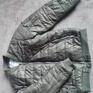 Höstjacka strl 128 - Grön höstjacka i fint skick strl 128